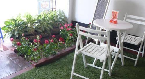Hello Guest House Банкок Екстериор снимка
